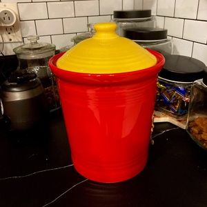 Homer Laughlin Fiestaware 2 Quart Medium Canister Scarlet with Dafodil Lid EUC